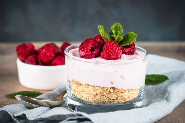 Geen gebakken Cheesecake met framboos in glazen pot. — Stockfoto