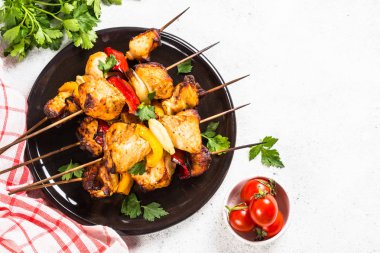 Sebzeli şiş beyaz üzerinde tavuk kebabı.