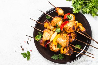 Sebzeli şiş beyaz üzerinde tavuk kebabı.