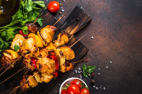 Kebab di pollo con verdure sugli spiedini vista dall'alto . — Foto Stock