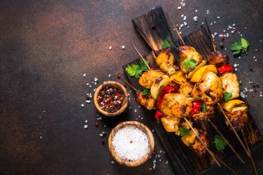 Tavuk kebap şişleri üstten görünüm sebze ile.