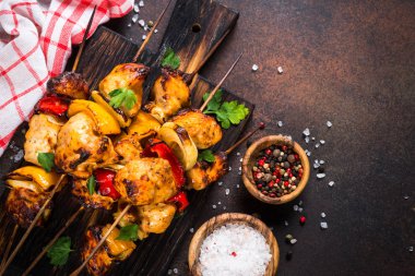 Tavuk kebap şişleri üstten görünüm sebze ile.