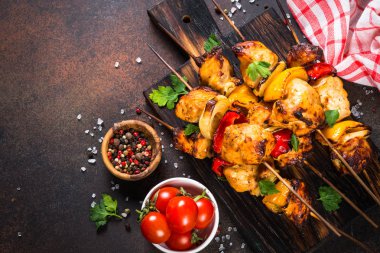 Tavuk kebap şişleri üstten görünüm sebze ile.