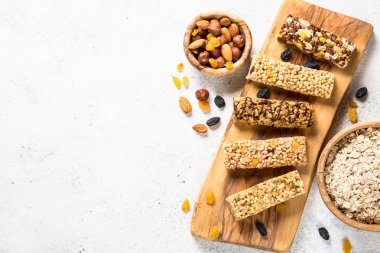 Fındık, meyve ve çilek beyaz granola bar.