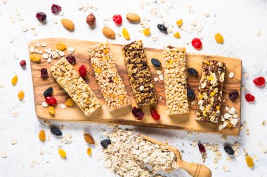 Fındık, meyve ve çilek beyaz granola bar.