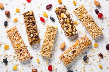 Fındık, meyve ve çilek beyaz granola bar.