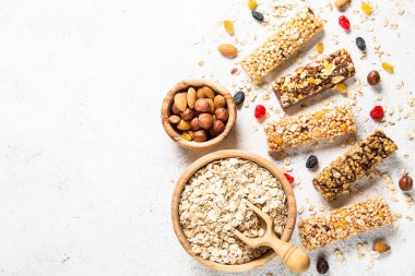 Fındık, meyve ve çilek beyaz granola bar.