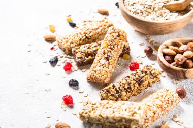 Fındık, meyve ve çilek beyaz granola bar.