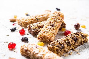 Fındık, meyve ve çilek beyaz granola bar.