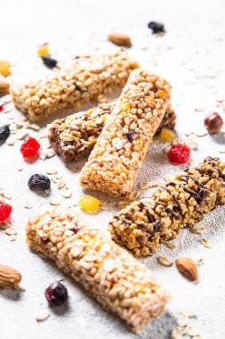 Fındık, meyve ve çilek beyaz granola bar.