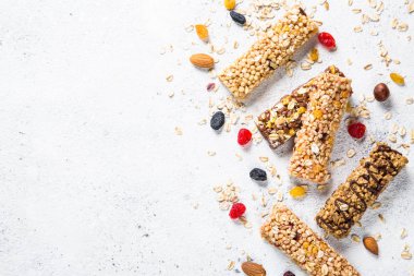 Fındık, meyve ve çilek beyaz granola bar.