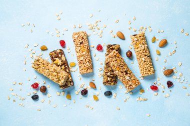 Granola bar fındık, meyve ve çilek mavi.
