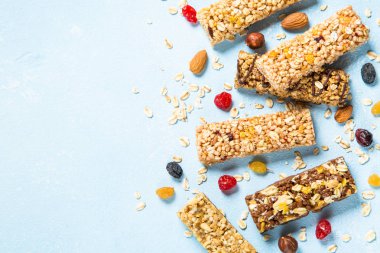 Granola bar fındık, meyve ve çilek mavi.
