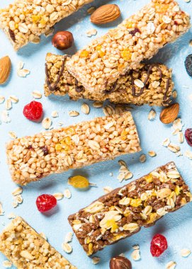 Granola bar fındık, meyve ve çilek mavi.