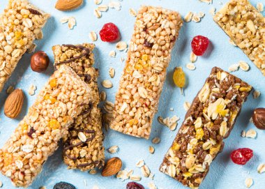 Granola bar fındık, meyve ve çilek mavi.