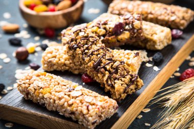 Fındık, meyve ve çilek siyah granola bar.