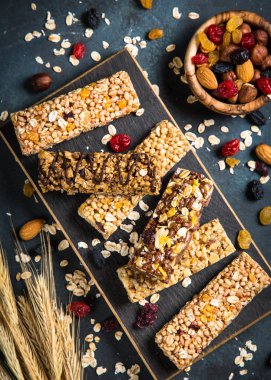 Fındık, meyve ve çilek siyah granola bar.