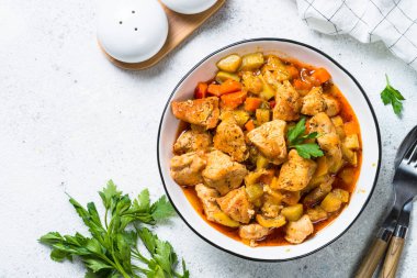 Tavuk güveç sebzeli, üstten görünüm.