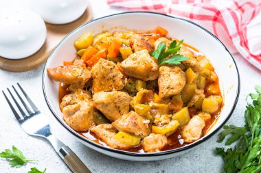 Sebzeli tavuk güveç.