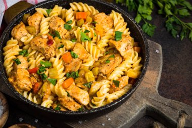 tavuklu ve sebzeli makarna.