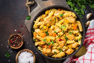 Makarna tavuk ve sebze, üstten görünüm.