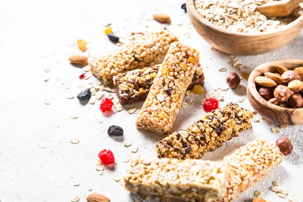 Fındık, meyve ve çilek beyaz granola bar.