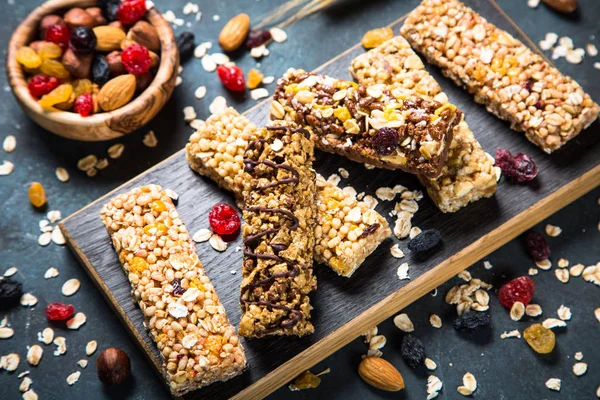 Fındık, meyve ve çilek siyah granola bar.