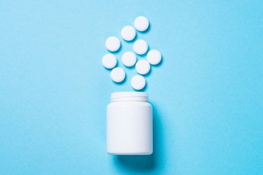 Mavi üst görünümde Pills.