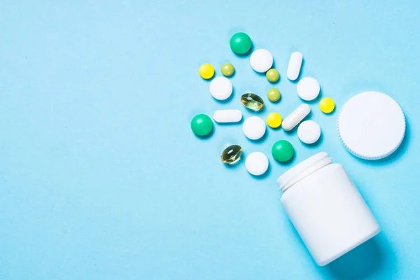Pigułki, tabletki i kapsułki na niebiesko — Zdjęcie stockowe
