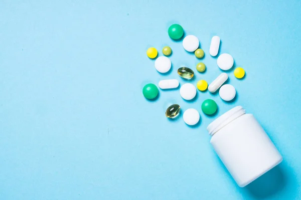 Pastillas, comprimidos y cápsulas en azul — Foto de Stock