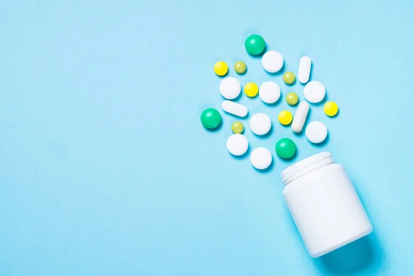 Tabletták, tabletták és kapszulák kék — Stock Fotó