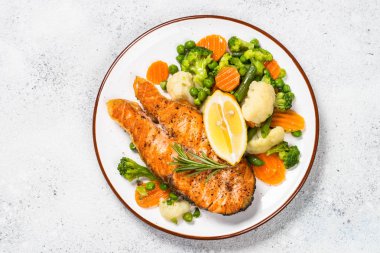 Beyaz sebze ile ızgara somon balık biftek.