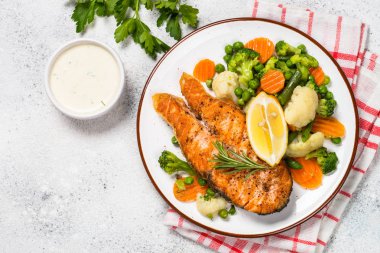 Beyaz sebze ile ızgara somon balık biftek.