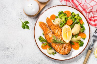 Beyaz sebze ile ızgara somon balık biftek.