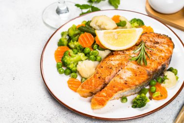 Beyaz sebze ile ızgara somon biftek.