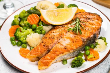 Beyaz sebze ile ızgara somon biftek.