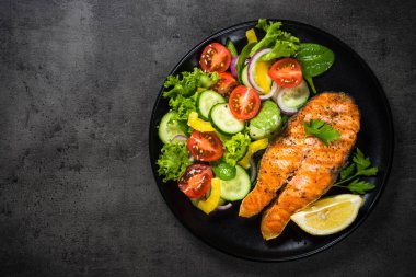 Siyah sebze ile ızgara somon balık biftek.