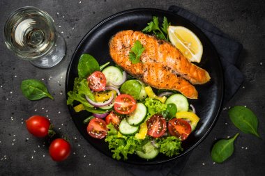 Siyah sebze ile ızgara somon balık biftek.