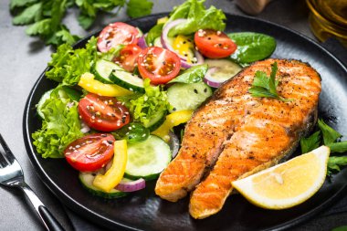 Siyah sebze ile ızgara somon balık biftek.