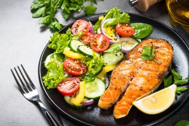 Siyah sebze ile ızgara somon balık biftek.