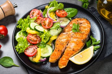 Siyah sebze ile ızgara somon balık biftek.