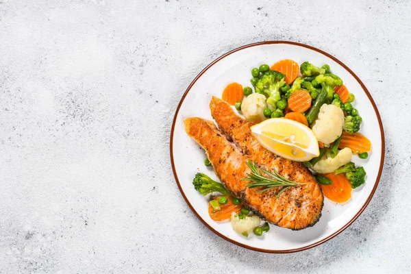 Filete de salmón a la parrilla con verduras en blanco . — Foto de Stock