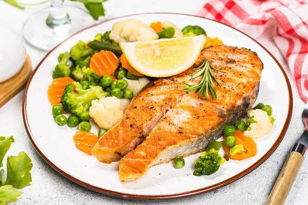 Bistecca di salmone alla griglia con verdure su bianco . — Foto Stock