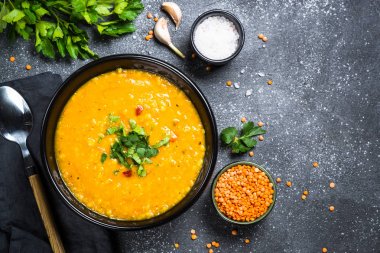 Kırmızı mercimek çorbası üzerinde siyah Üstten Görünüm.