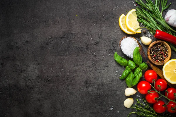 Baharat ve otlar karanlık taş tablo seçimi.