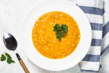 Kırmızı mercimek çorbası üzerinde beyaz Üstten Görünüm.