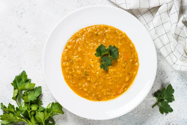 Rote Linsensuppe auf weißer Draufsicht. — Stockfoto