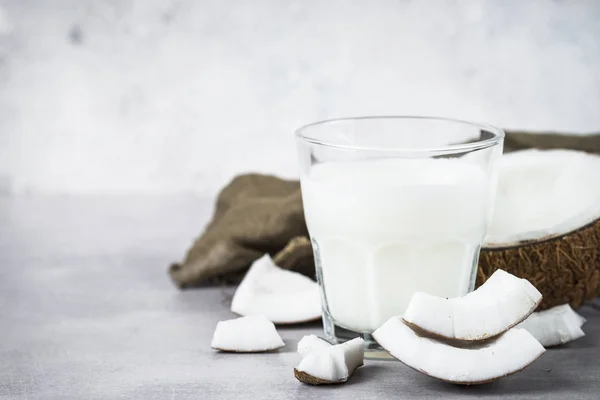 Leite de coco em vidro, Leite Vegan . — Fotografia de Stock