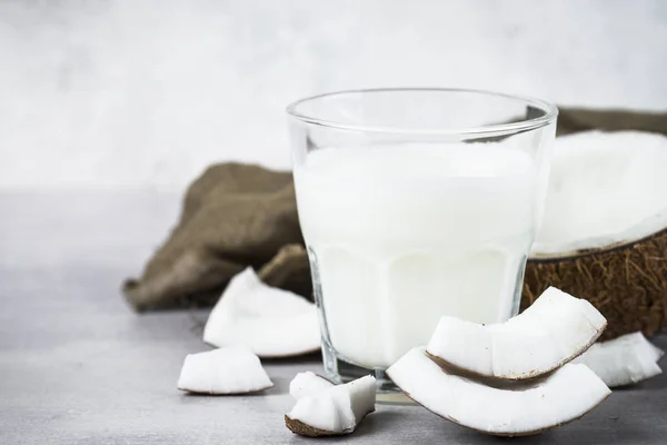 Leite de coco em vidro, Leite Vegan . — Fotografia de Stock