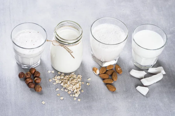 Vegan niet zuivel alternatieve melk bovenaanzicht. — Stockfoto